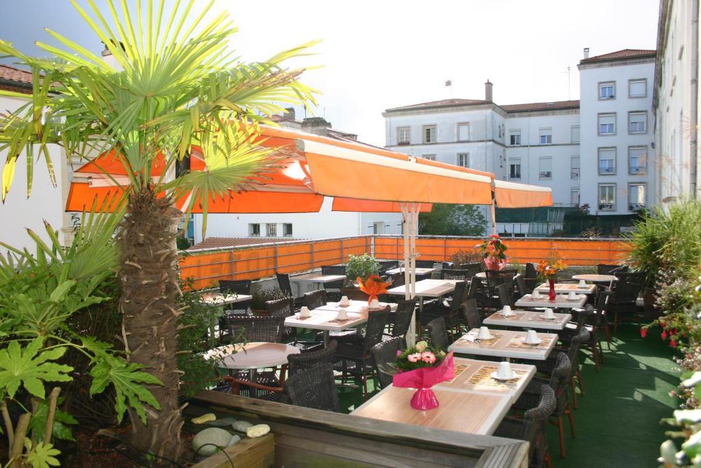 Abacus Hotel Роаян Екстериор снимка